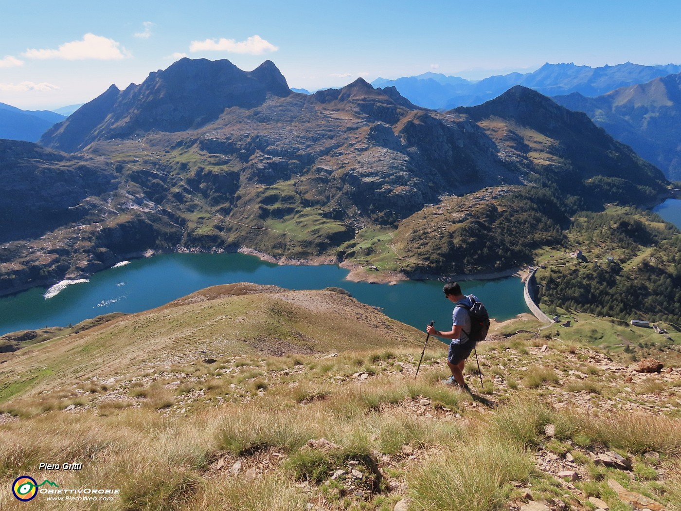 57 Scendendo per labili tracce e a vista verso i Laghi Gemelli.JPG